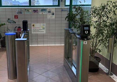 Senorschleuse im Eingangsbereichs eines Schwimmbads