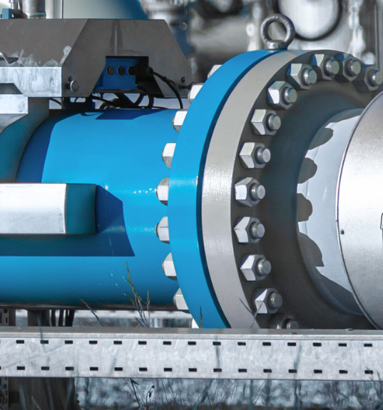 Schraubverbindungen an blauem Rohr